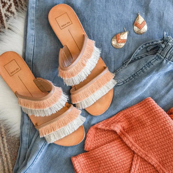 ✨️2/$25✨BOHO CHIC HAMMERED GOLD TONE & CORAL PEACH LEATHER AZTEC WESTERN DANGLE - Picture 2 of 2